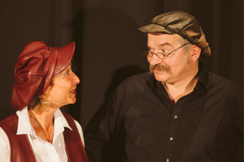 Hellmann und Denker schauen sich keck an