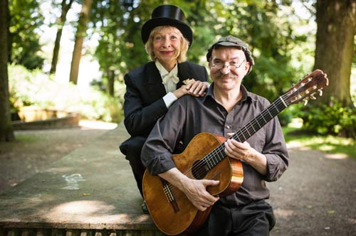 Hellmann und Denker mit Gitarr und Zyliner im Park