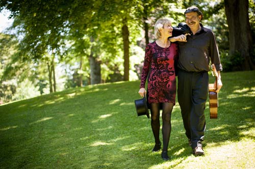 Hellmann und Denker spazieren im Park